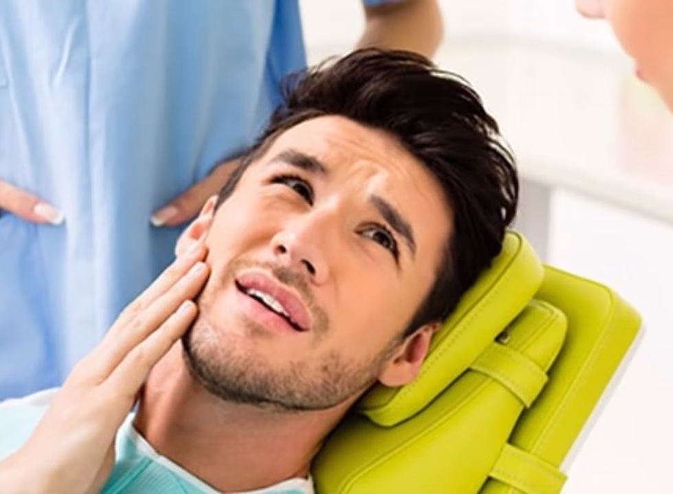Paciente con dolor intenso que requiere una endodoncia o atención de urgencia dental.